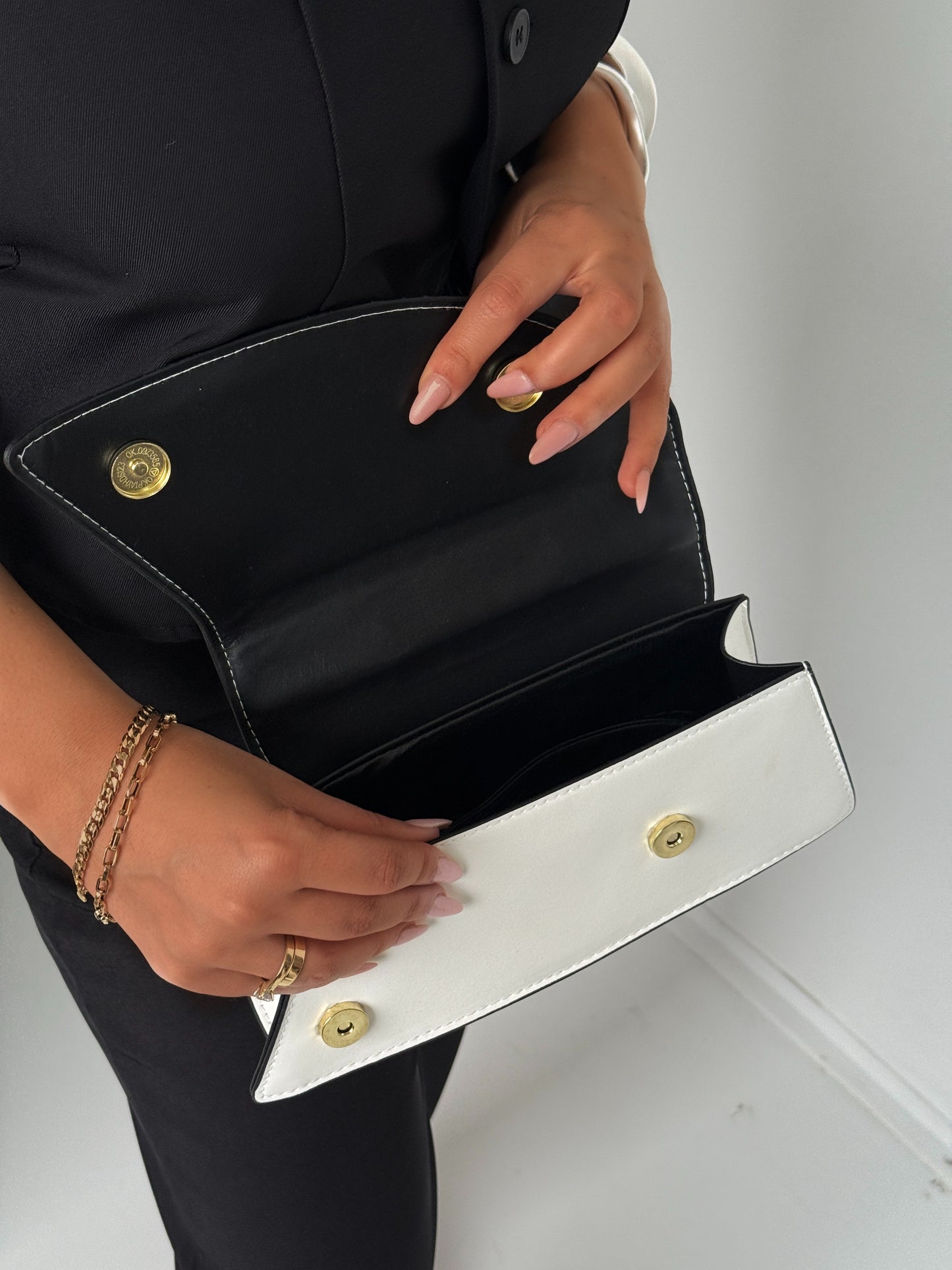 Elegant handbag with Silver handle – the detail that completes your outfit!