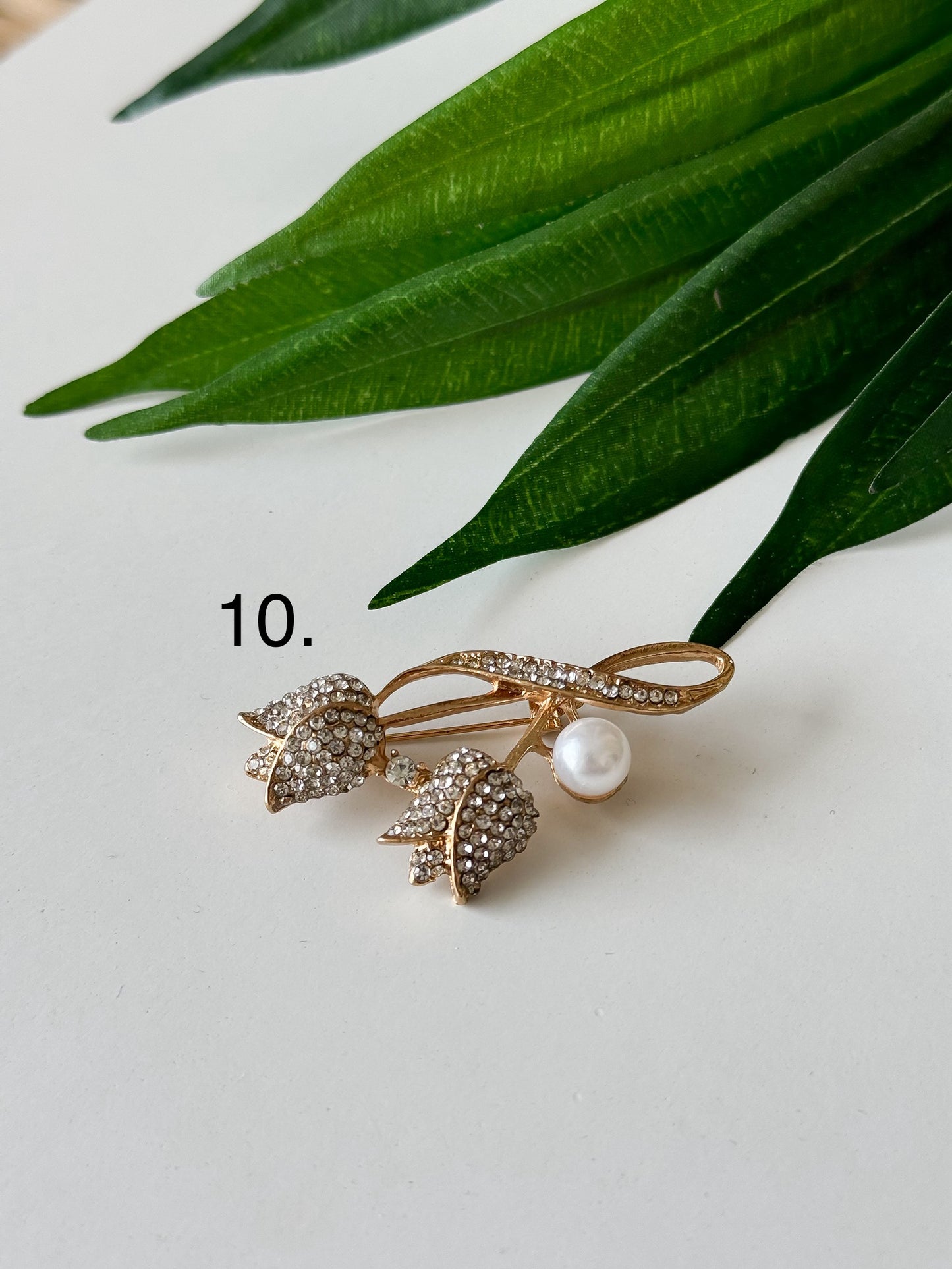 Elegant Brooch 1 Pcs – Timeless Accessories for Every Style