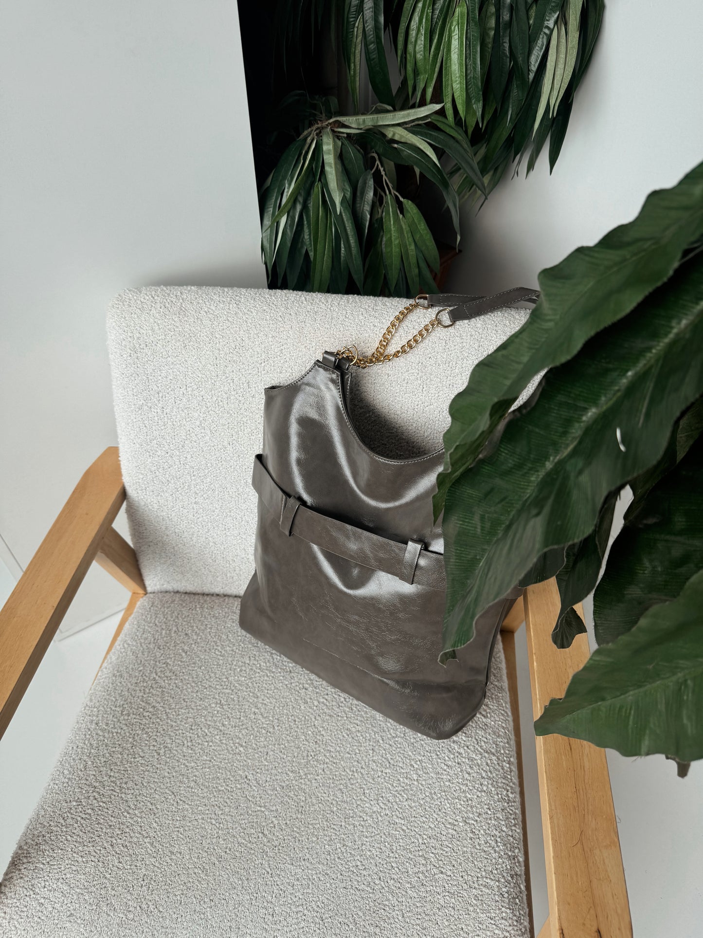 “Urban Chic” Bag – Classic Elegance with Gold Chain Details