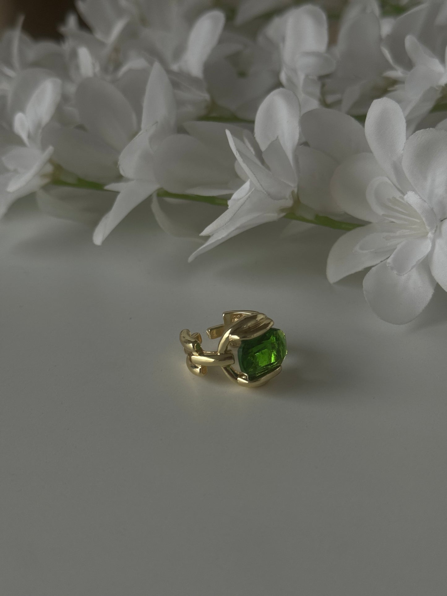 Elegant Ring Emerald