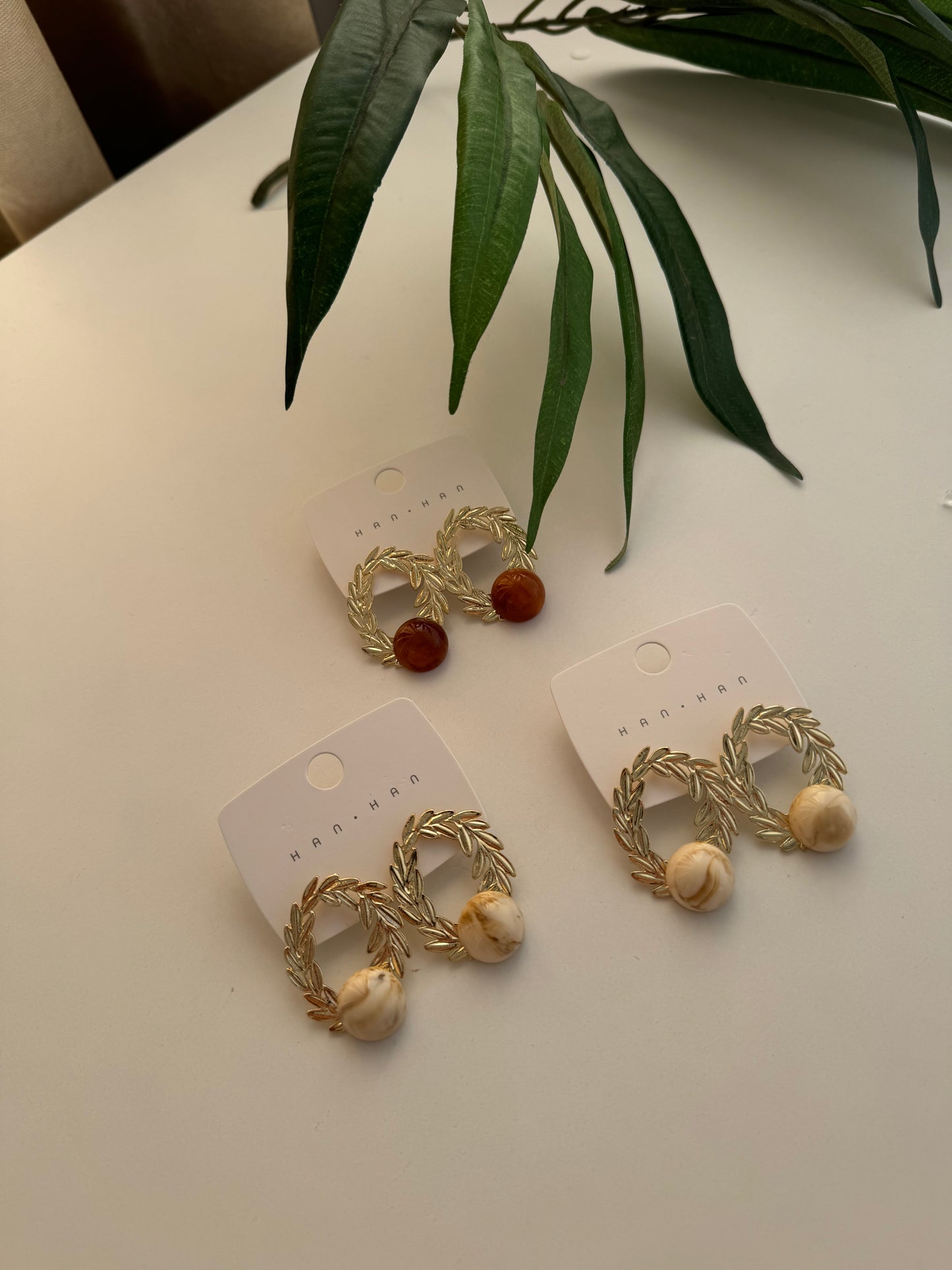 Elegant Wreath Earrings with Marble Accent – 2 Color