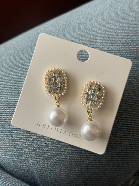 Graceful Pearl & Crystal Earrings – Classic Sophistication**