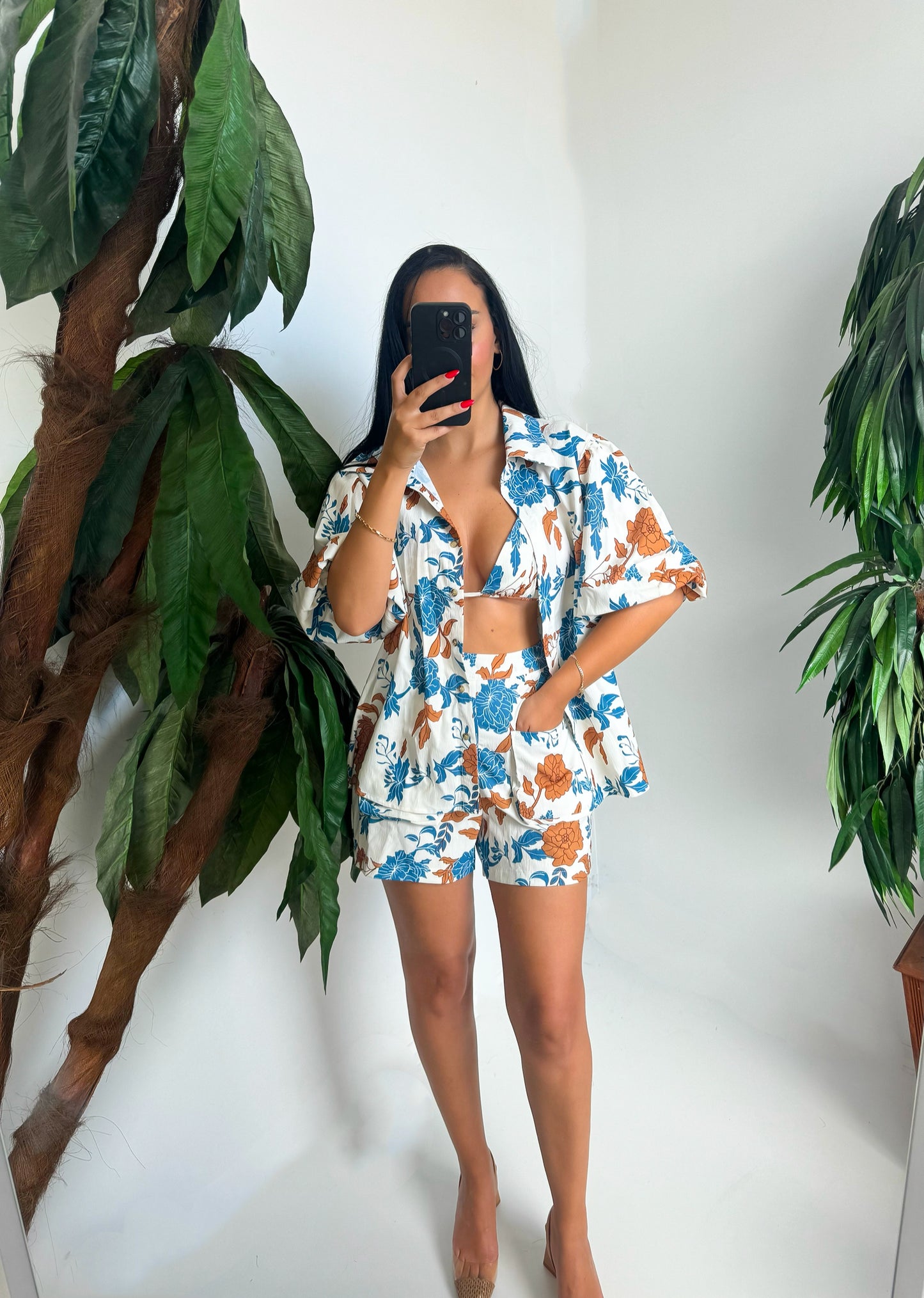 Your perfect summer co-ord is here!
This 3-piece floral set includes a relaxed button-up shirt, high-waisted shorts with pockets, and a matching bikini-style top.
Lightweight, breathable, and made for sunny days – from beach strolls to brunch.