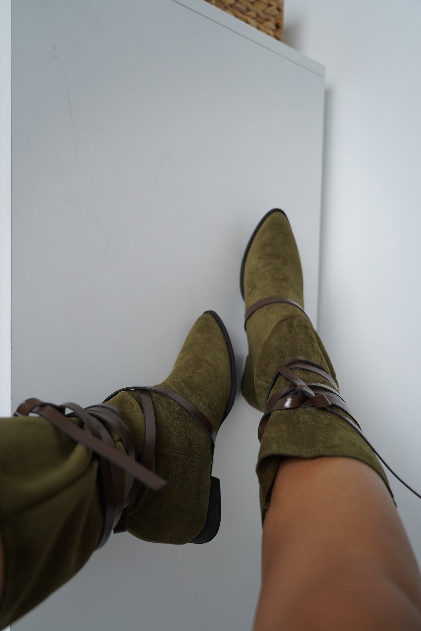 Give your outfit the style it deserves!
🟢 Suede boots in army green with brown details
