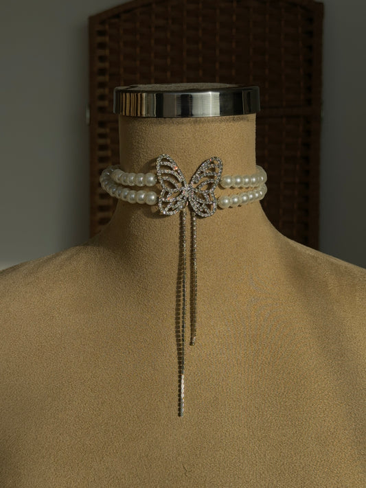 Elegant pearl choker