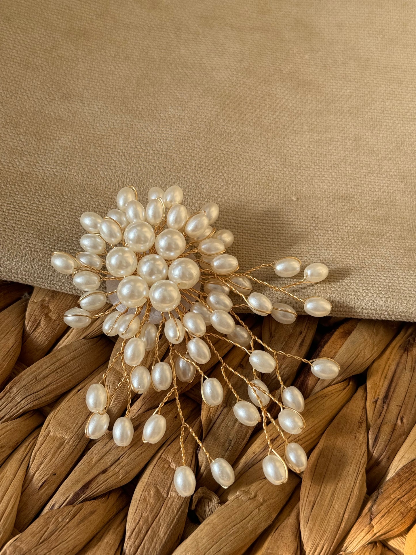 Elegant pearl  brooch m