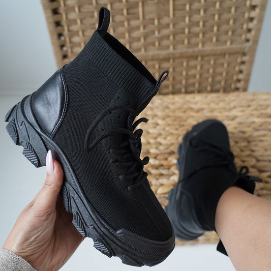 Step up your street style!
All-black high-top sneakers with a chunky sole – bold, comfy, and built for everyday wear.