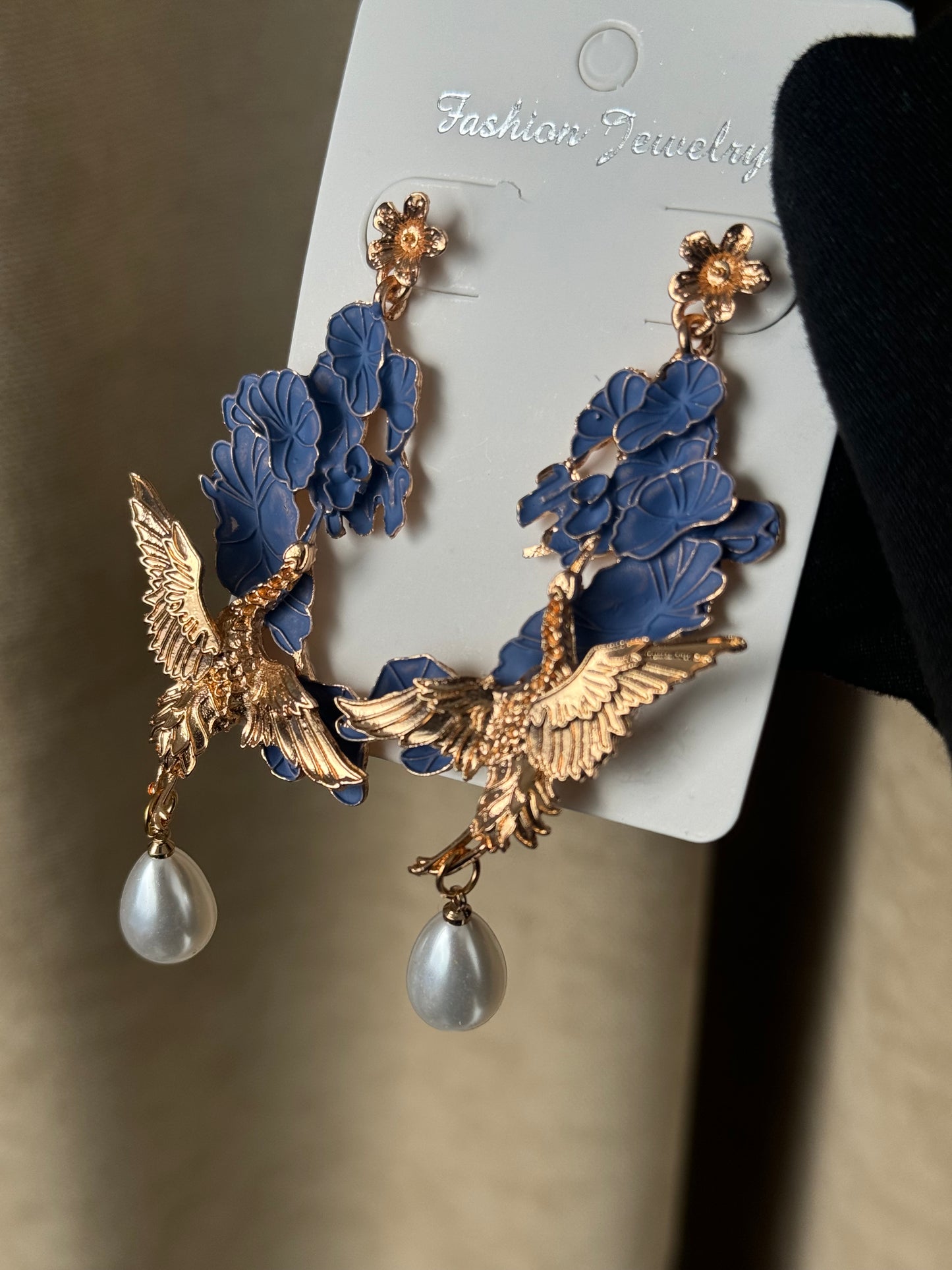 Artistic and refined earrings