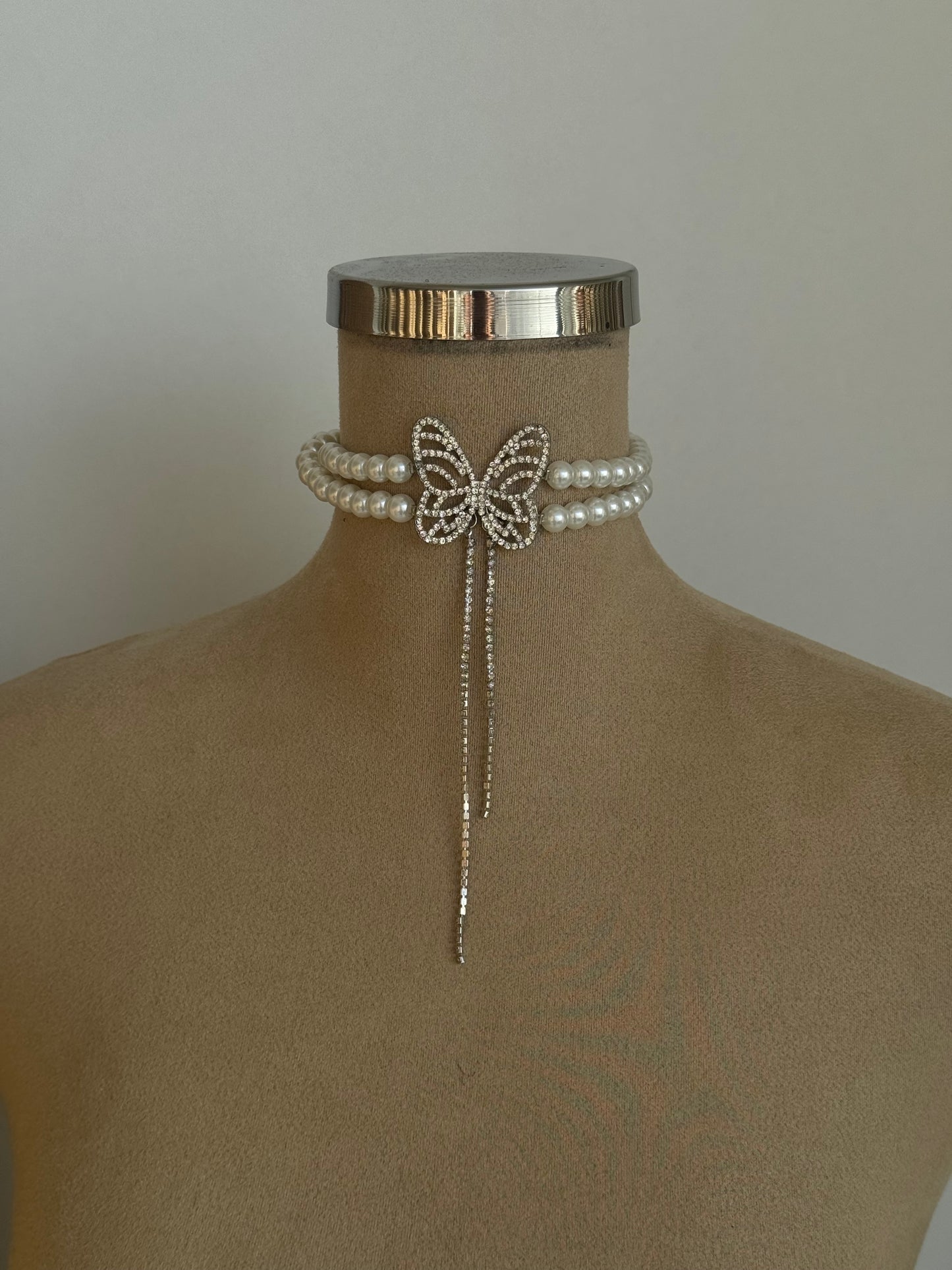 Elegant pearl choker
