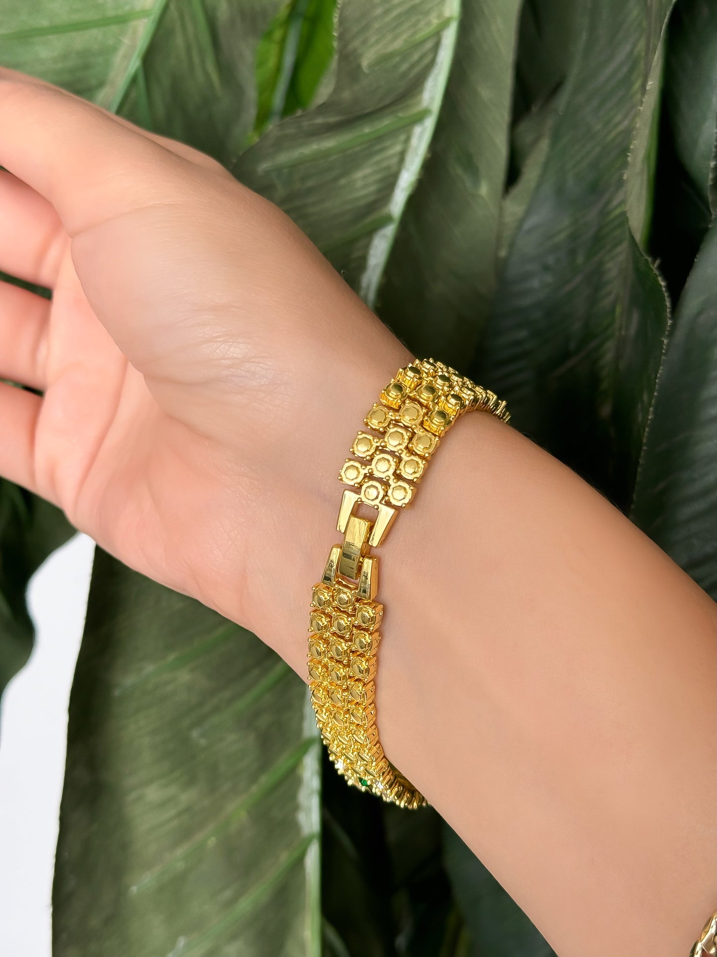 Elegant Gold and Green Quartz Watch