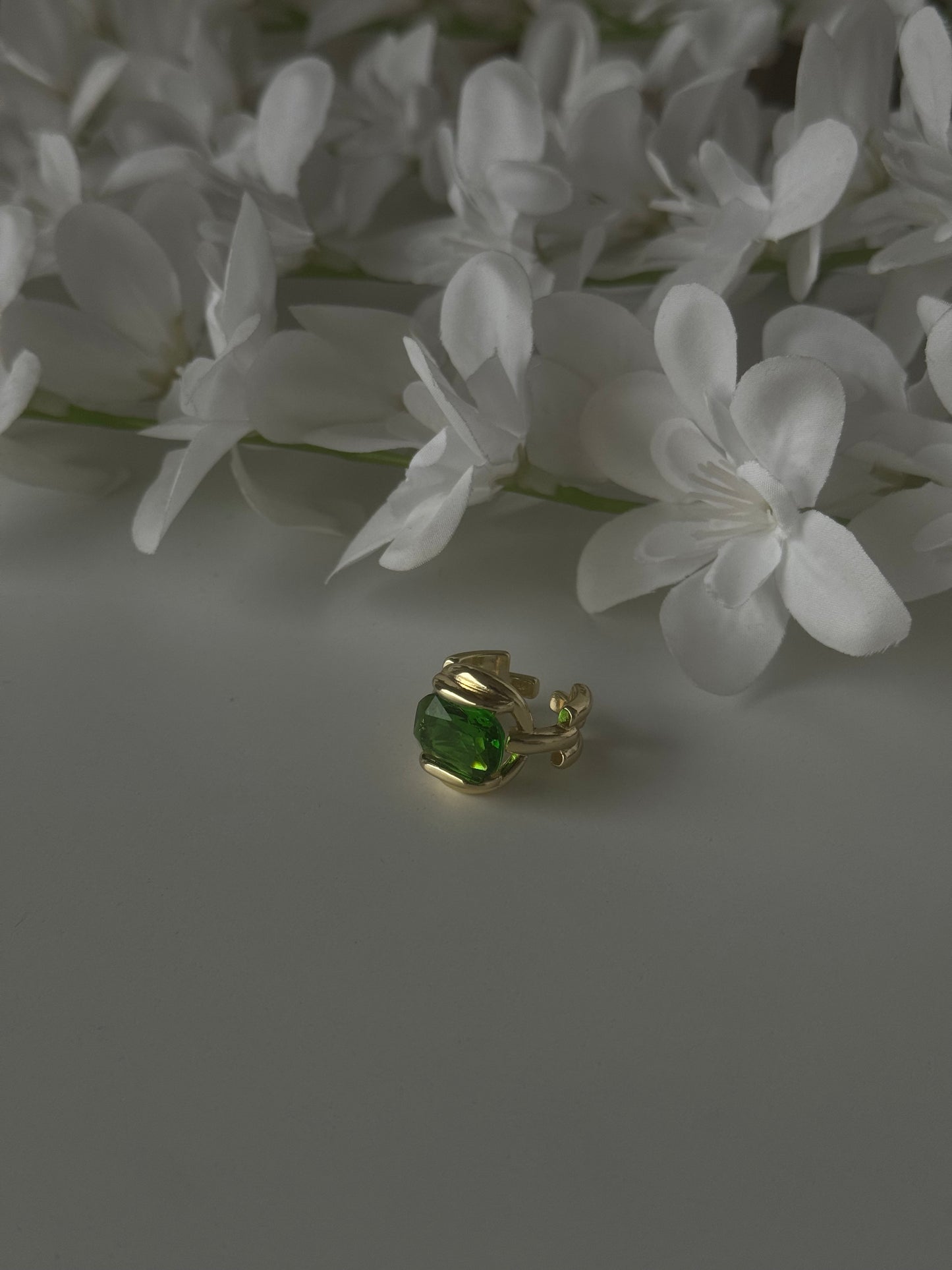 Elegant Ring Emerald