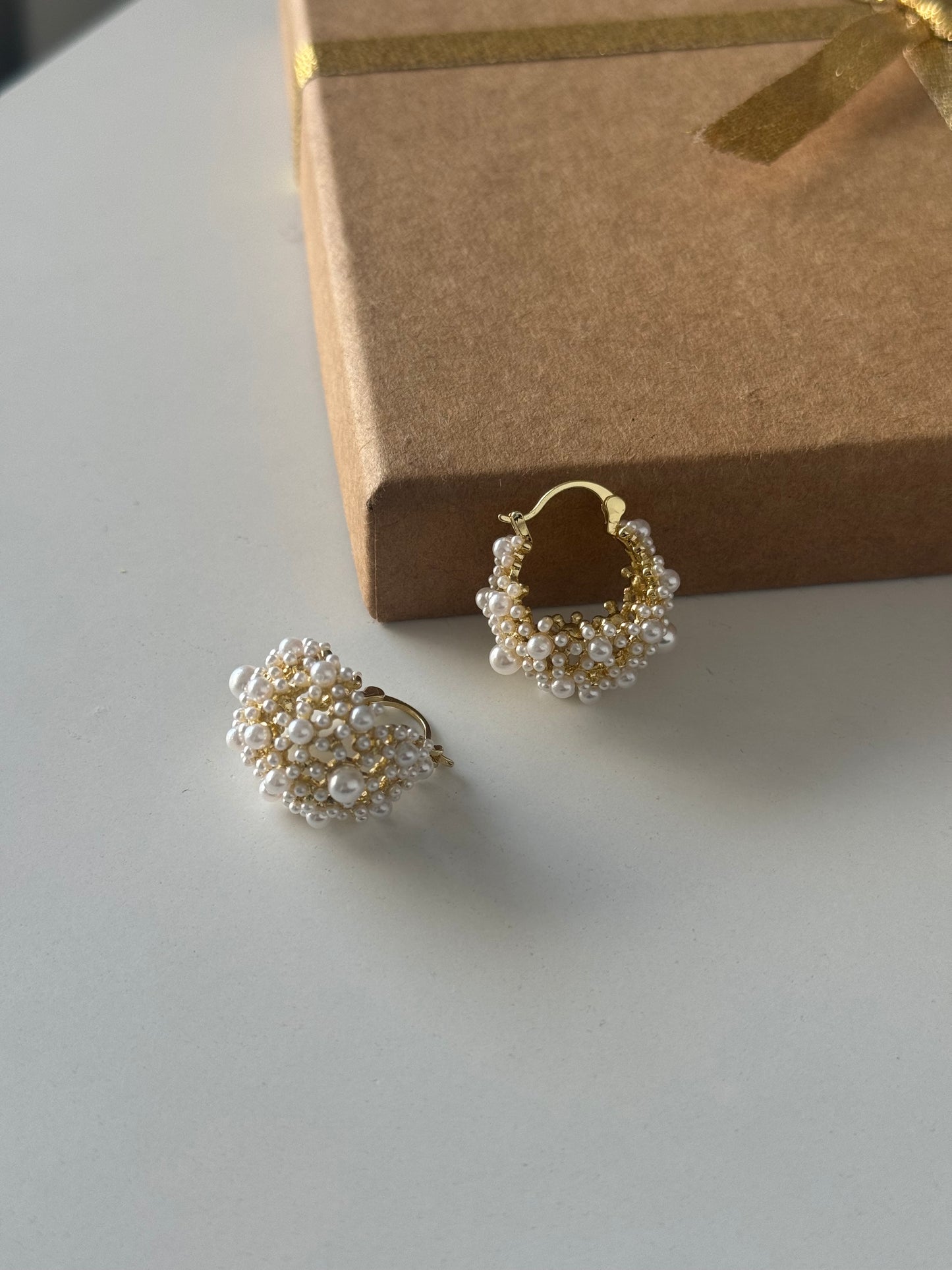 ANGLISHT:
Elegant hoop earrings adorned with delicate mini pearls