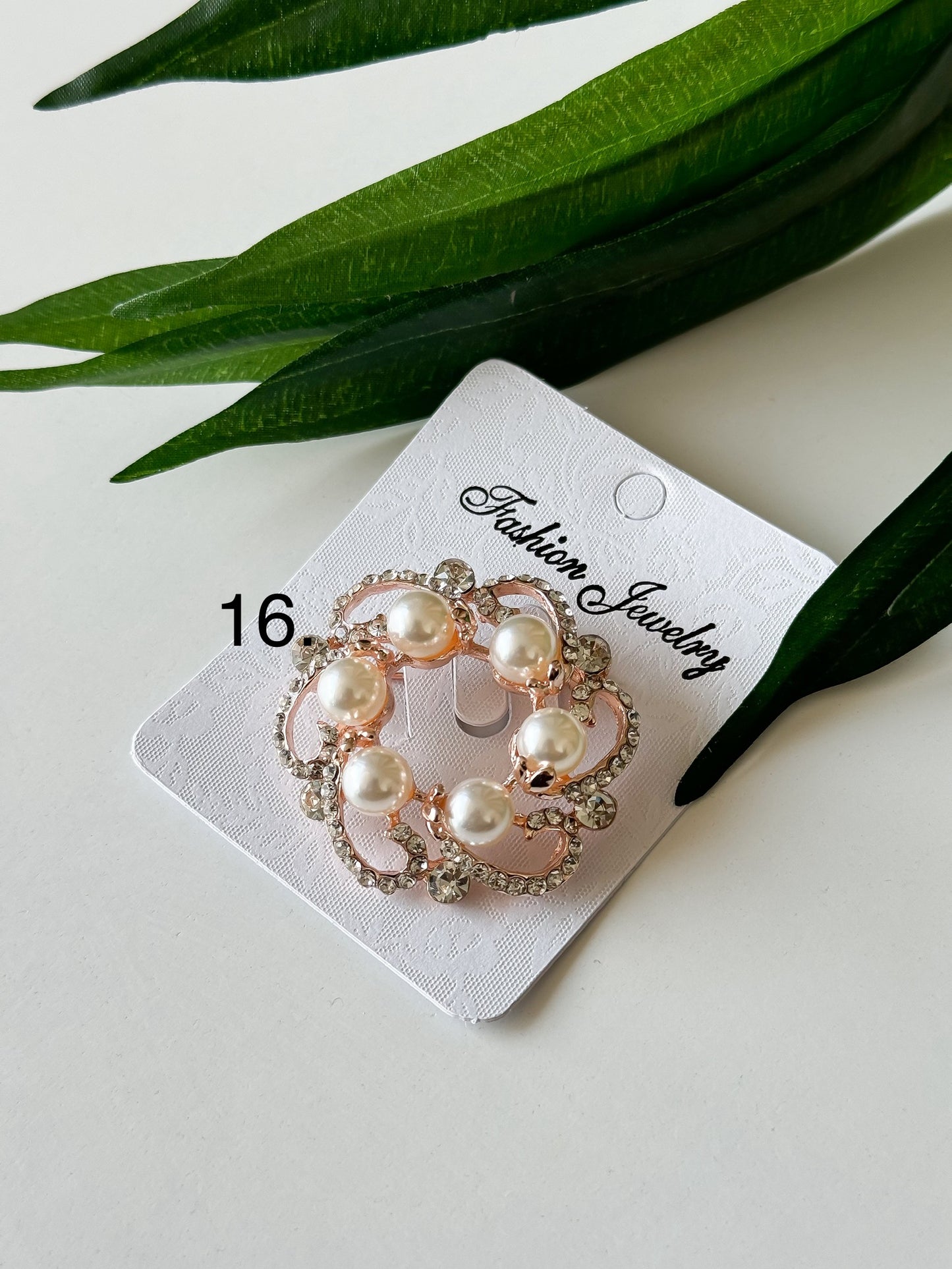 Elegant Brooch 1 Pcs – Timeless Accessories for Every Style