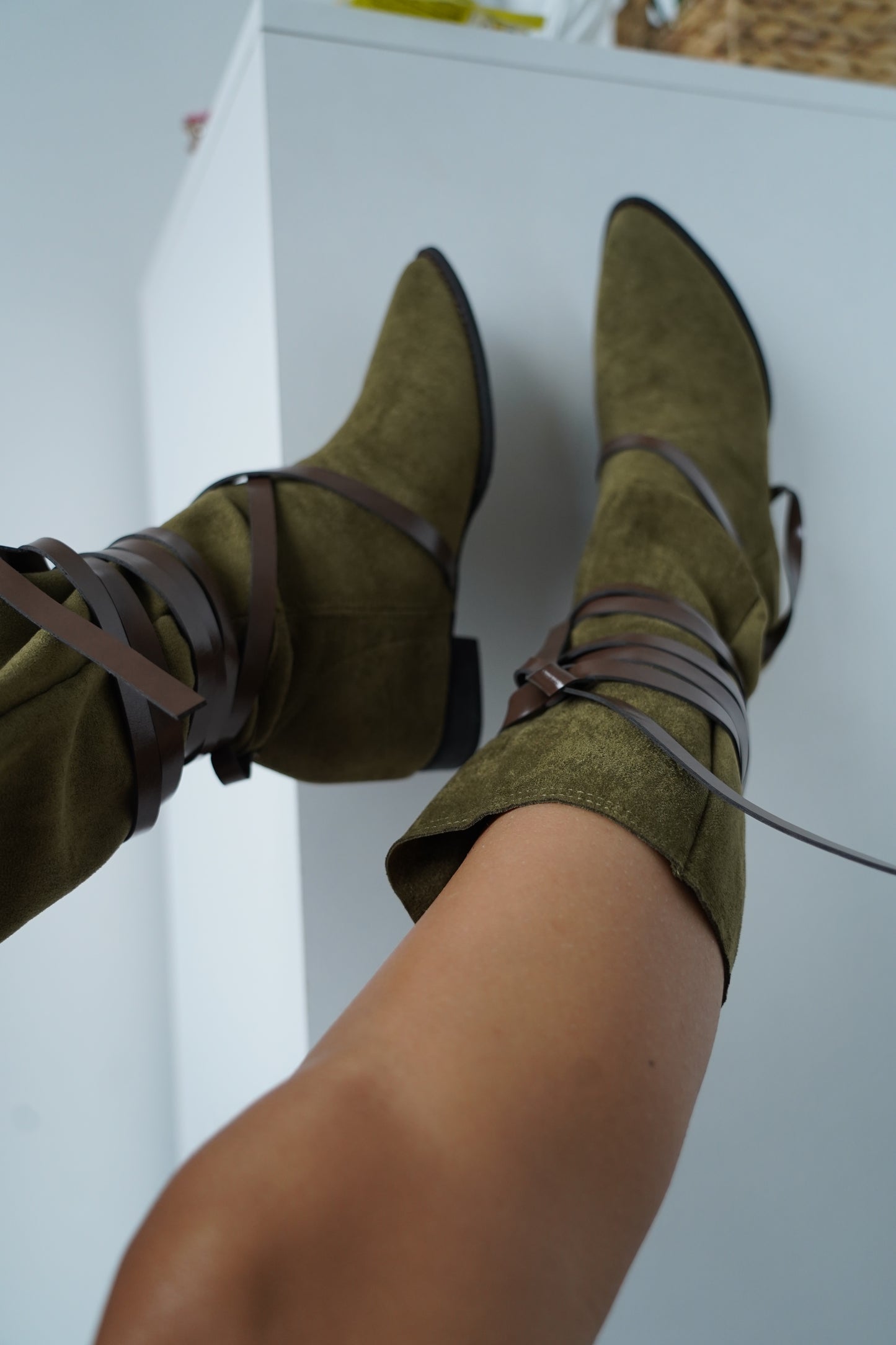 Give your outfit the style it deserves!
🟢 Suede boots in army green with brown details