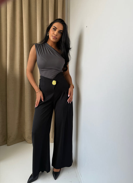 High-waisted Black trousers