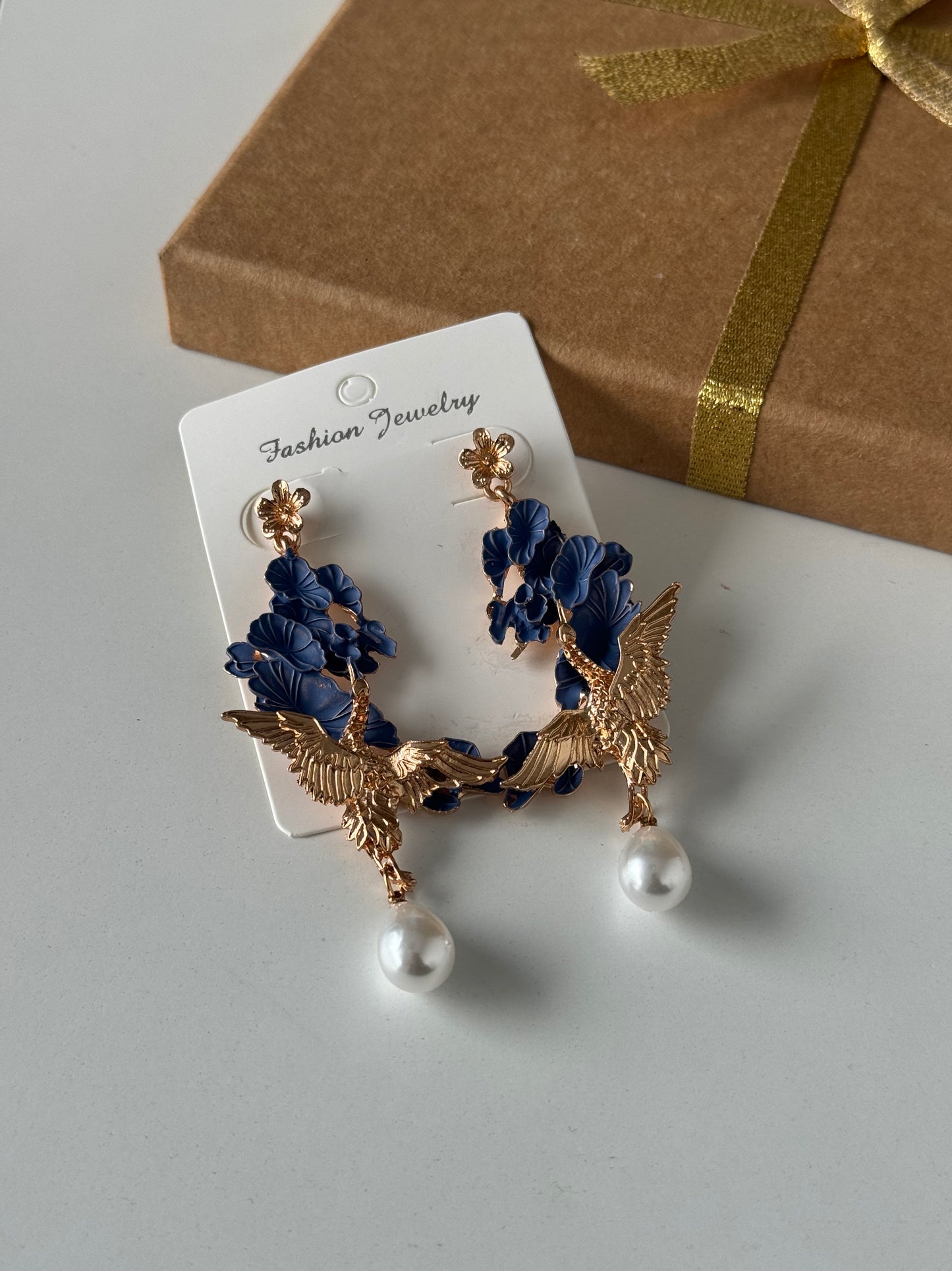 Artistic and refined earrings