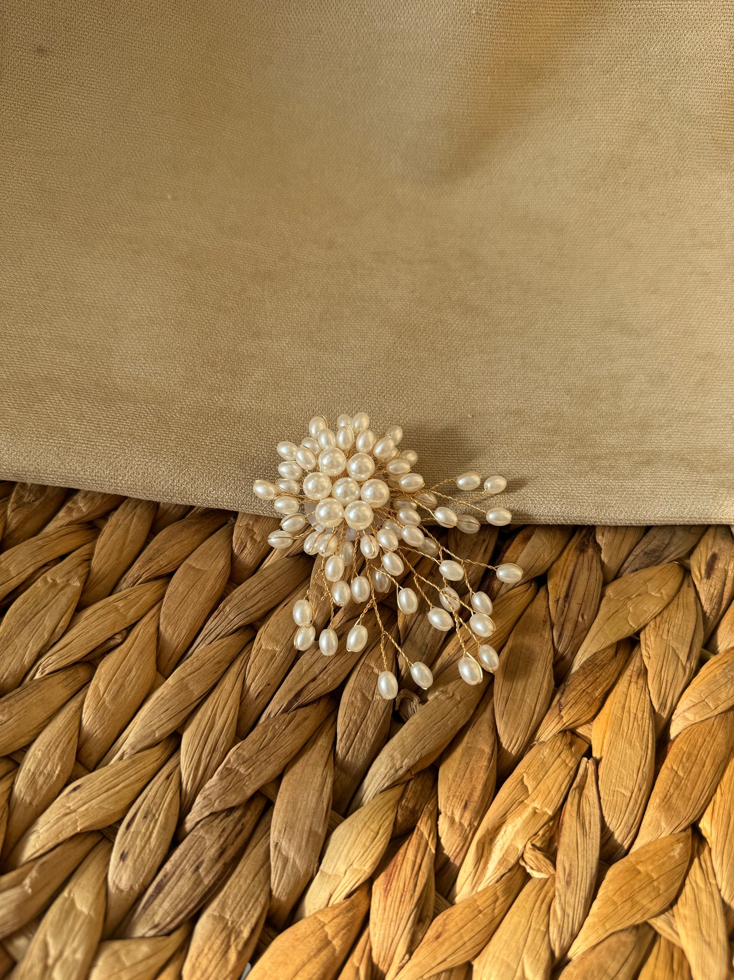 Elegant pearl  brooch m