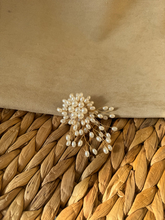 Elegant pearl  brooch m