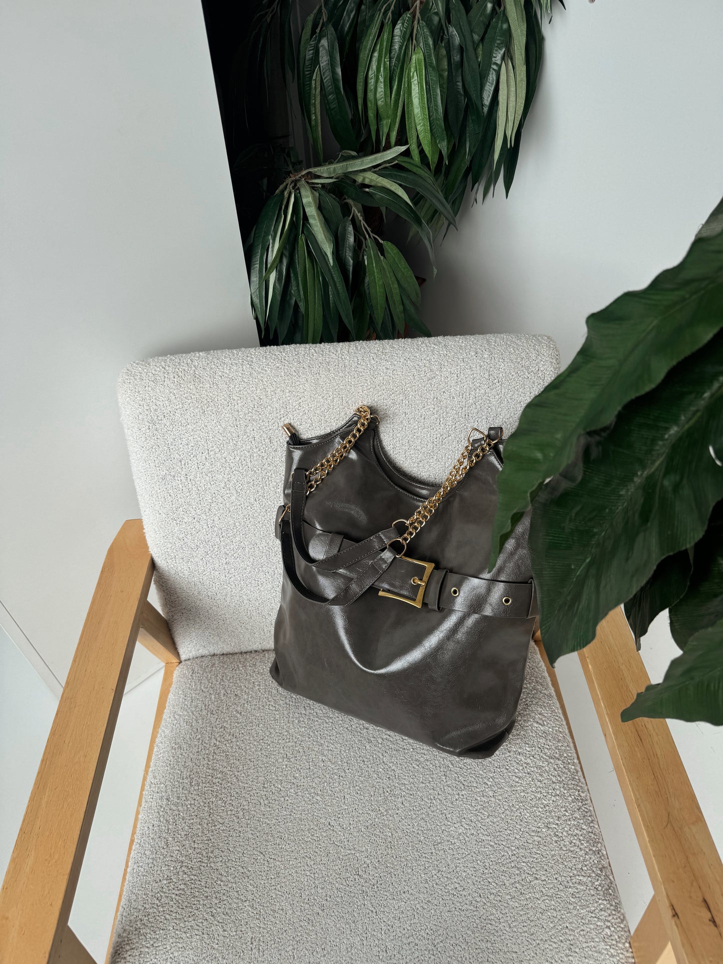 “Urban Chic” Bag – Classic Elegance with Gold Chain Details
