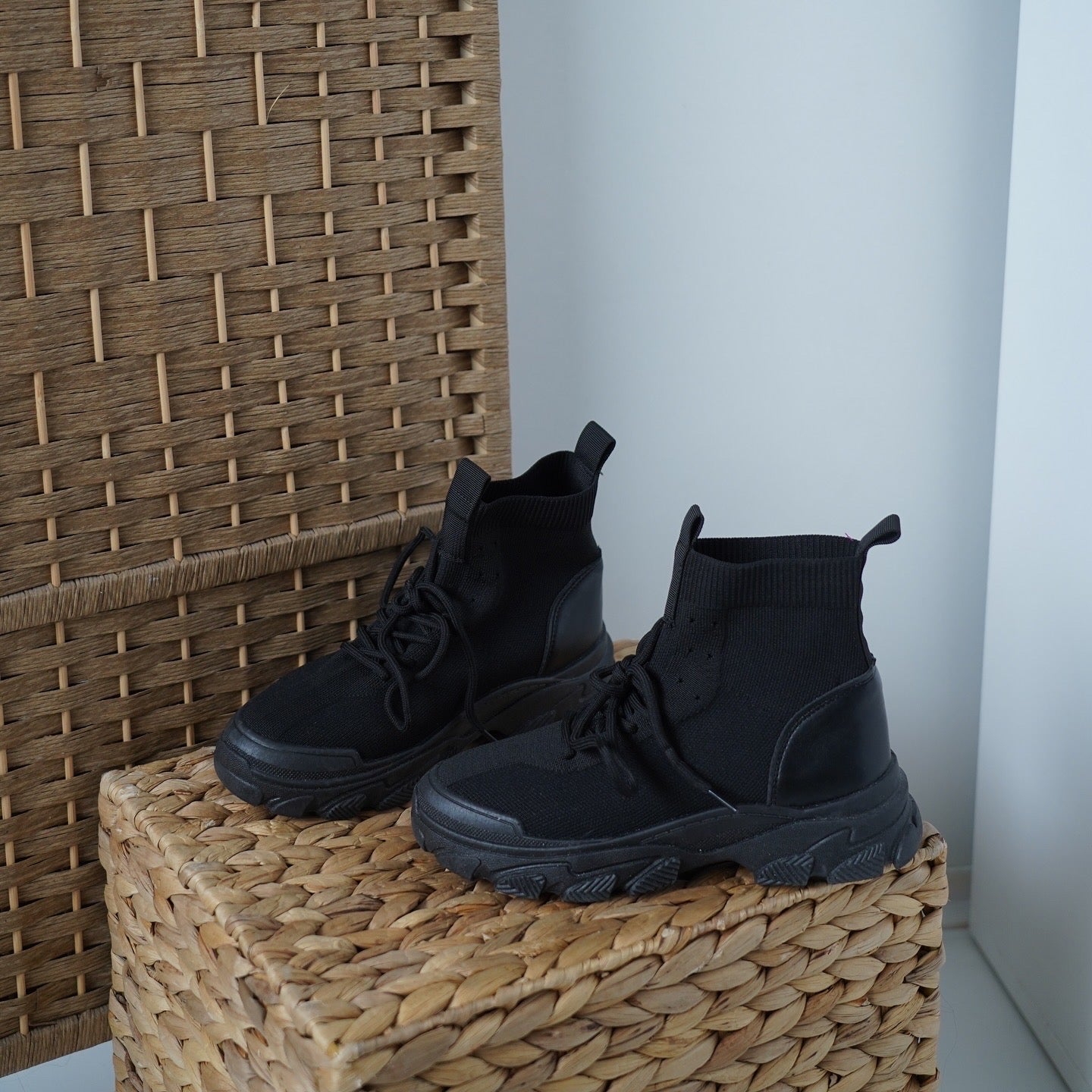 Step up your street style!
All-black high-top sneakers with a chunky sole – bold, comfy, and built for everyday wear.