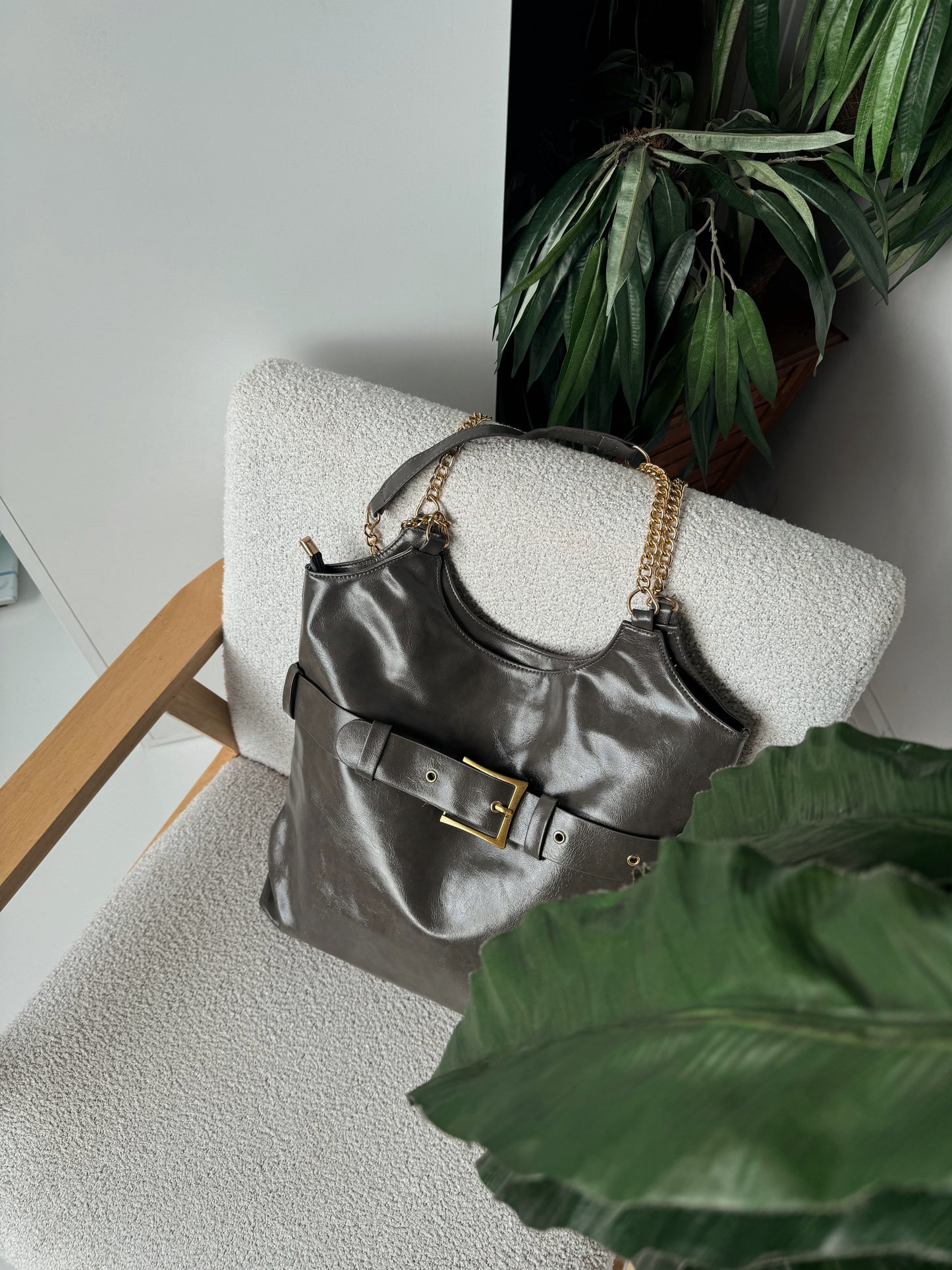 “Urban Chic” Bag – Classic Elegance with Gold Chain Details