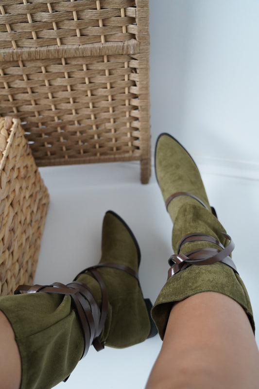 Give your outfit the style it deserves!
🟢 Suede boots in army green with brown details