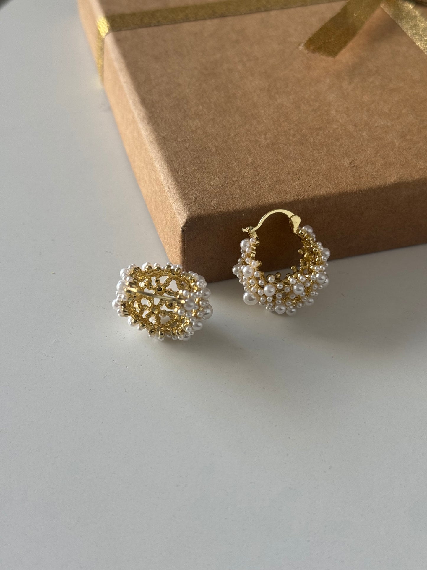 ANGLISHT:
Elegant hoop earrings adorned with delicate mini pearls