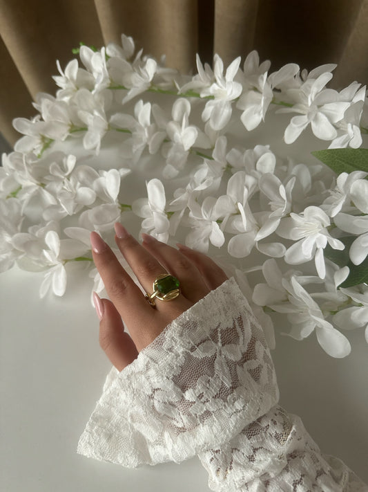 Elegant Ring Emerald