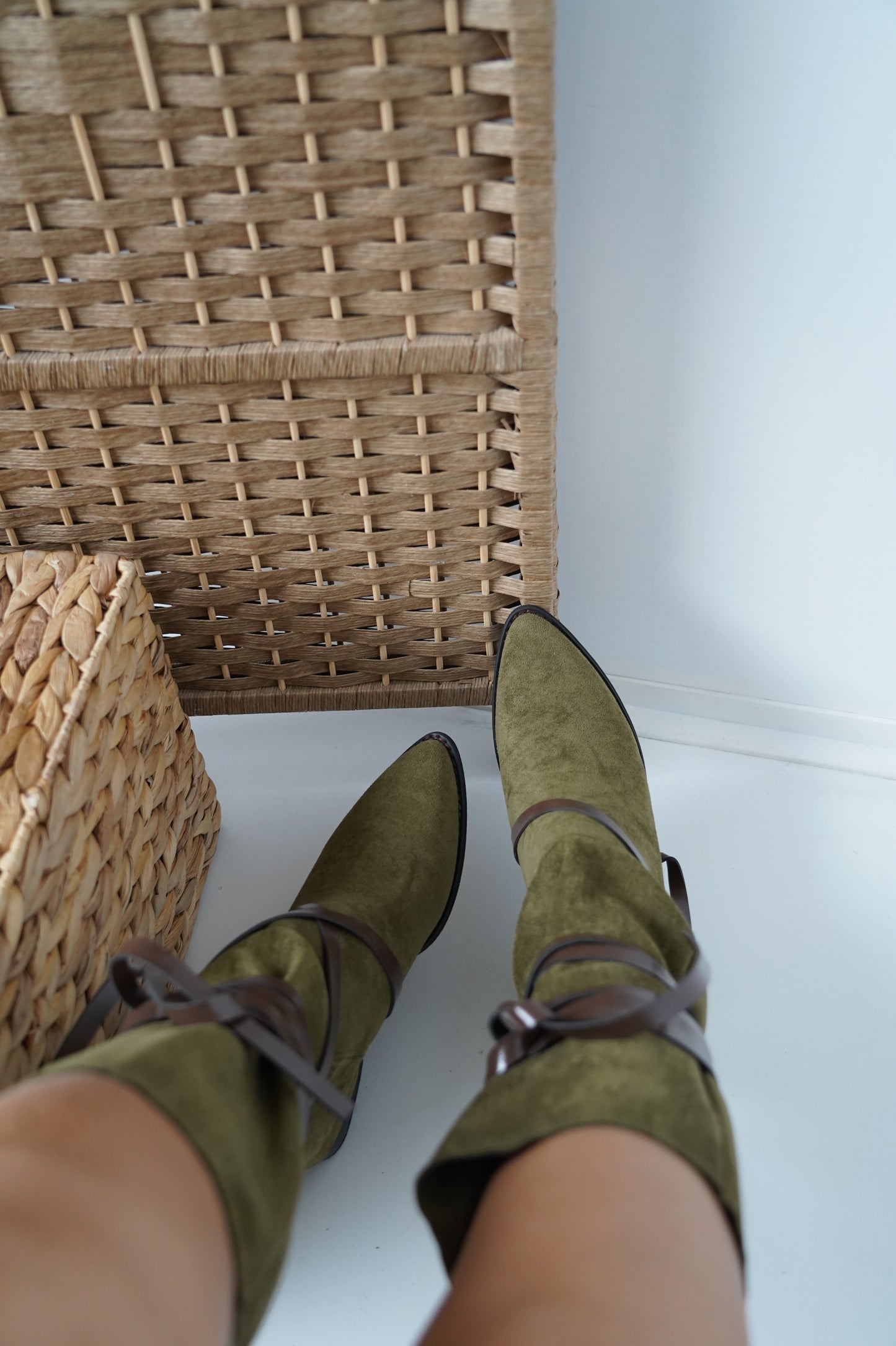 Give your outfit the style it deserves!
🟢 Suede boots in army green with brown details