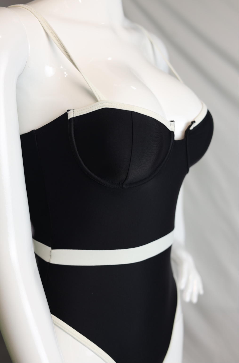 Black & White Contrast One-Piece – Elegant Cut