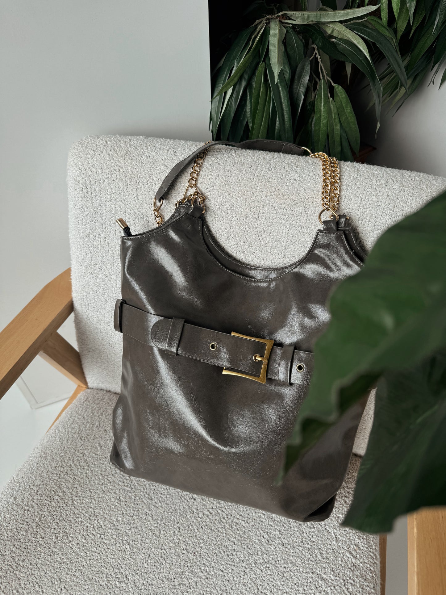 “Urban Chic” Bag – Classic Elegance with Gold Chain Details