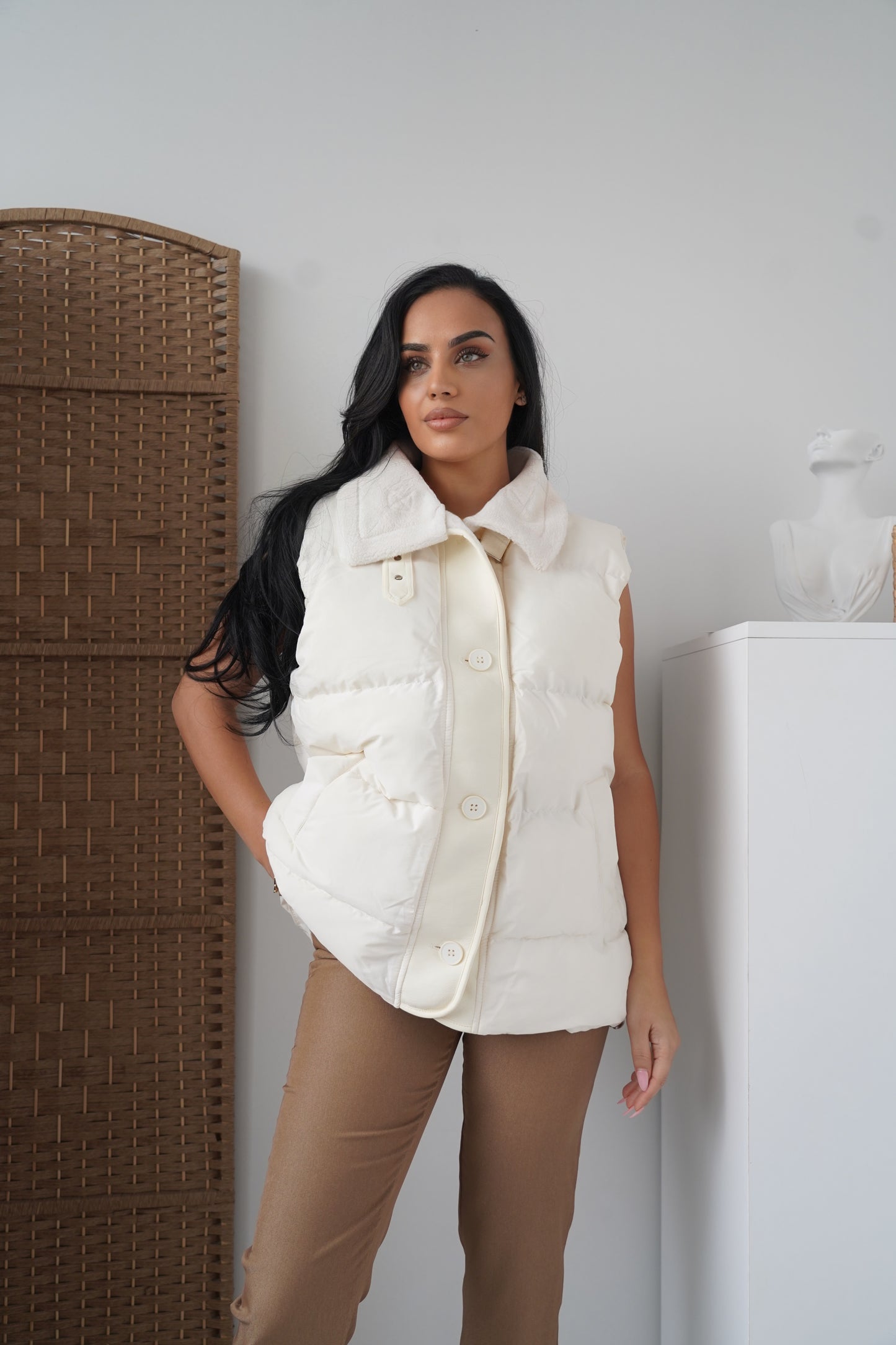 Trendy cream vest made from soft, warm fabric, ideal for chilly autumn and winter days.