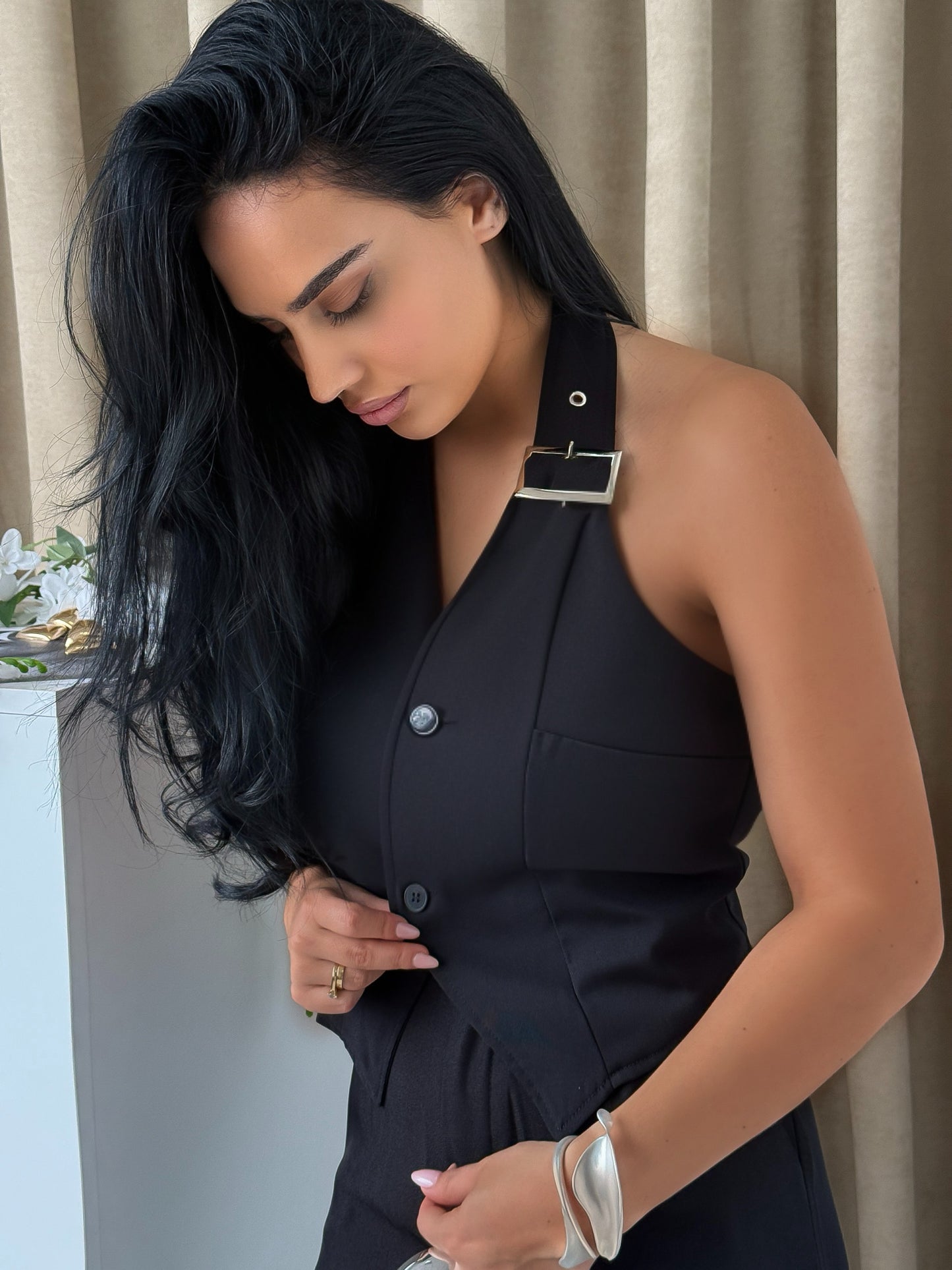Elegant women’s black vest with a modern and sophisticated design.