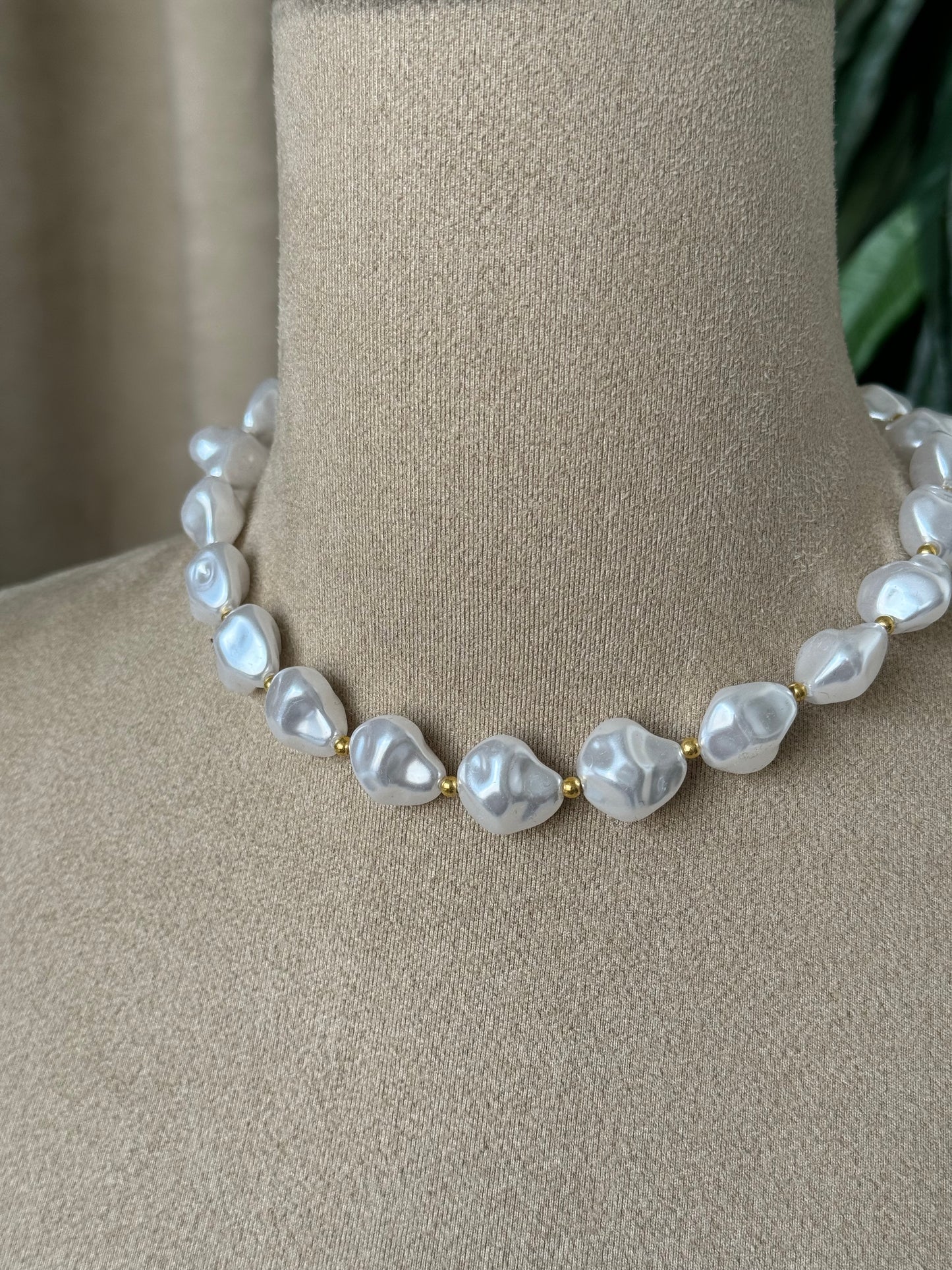 Elegant Pearl Necklace with Gold