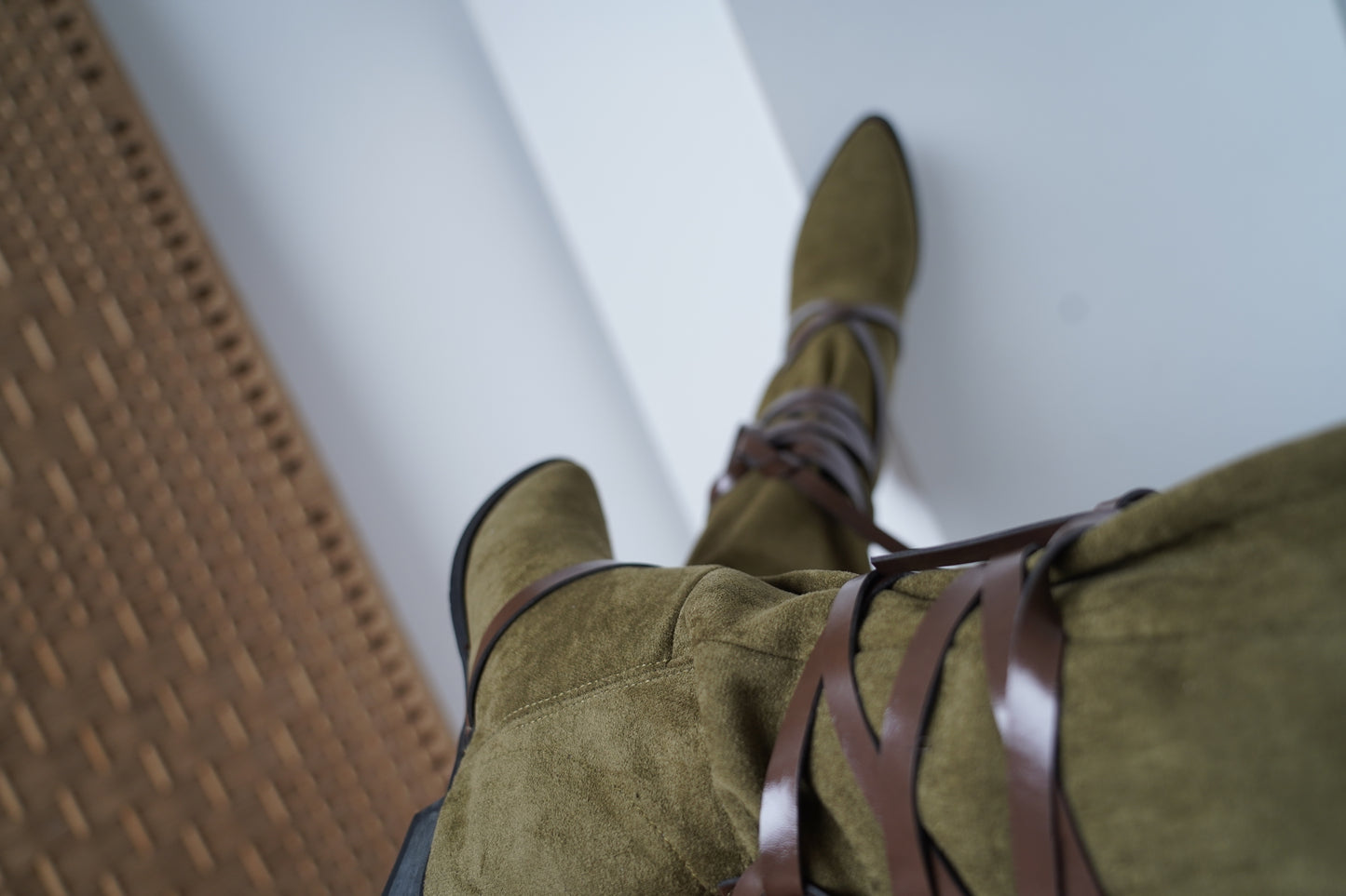 Give your outfit the style it deserves!
🟢 Suede boots in army green with brown details