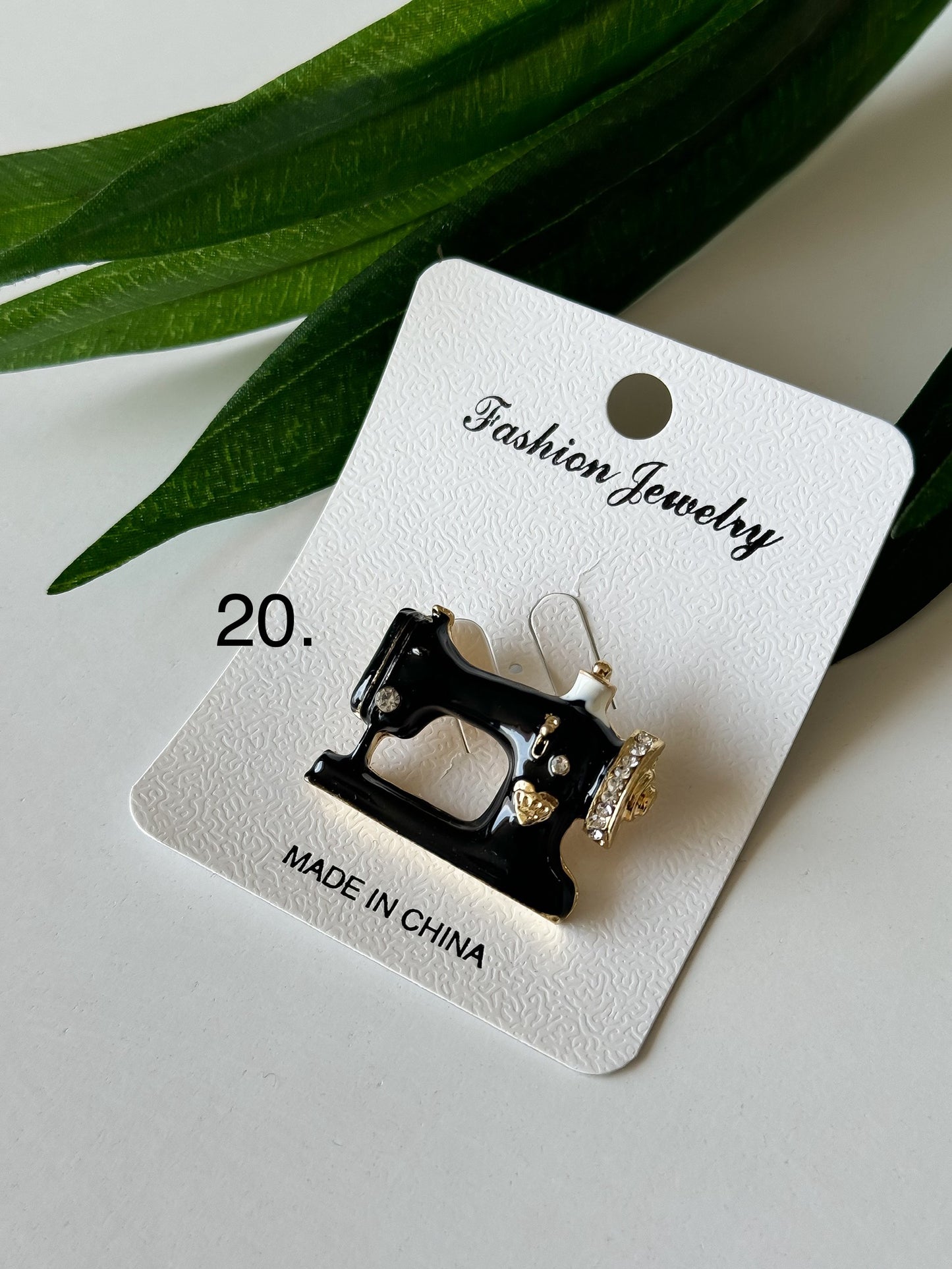 Elegant Brooch 1 Pcs – Timeless Accessories for Every Style