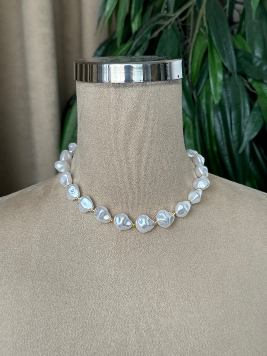 Elegant Pearl Necklace with Gold