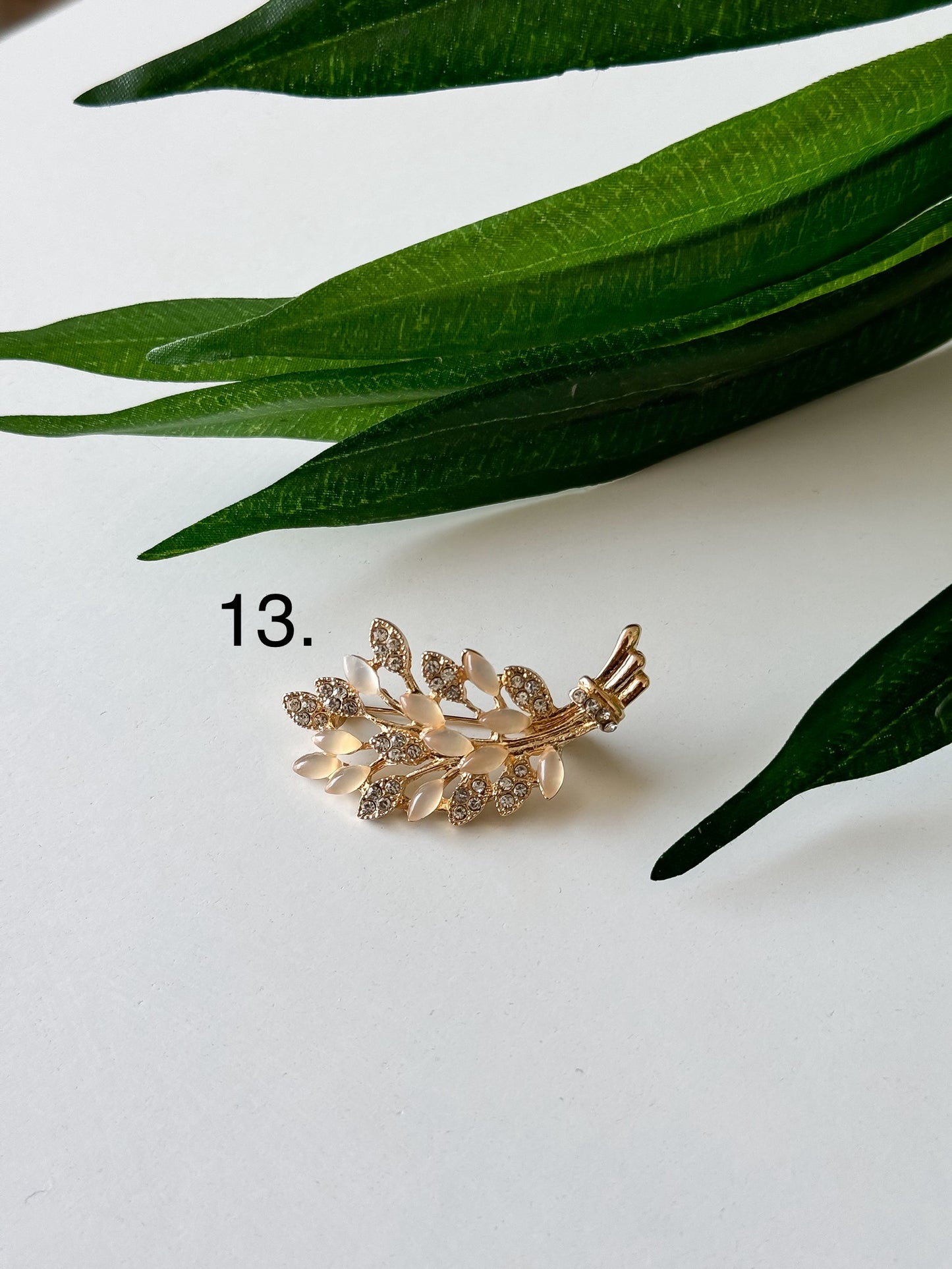 Elegant Brooch 1 Pcs – Timeless Accessories for Every Style