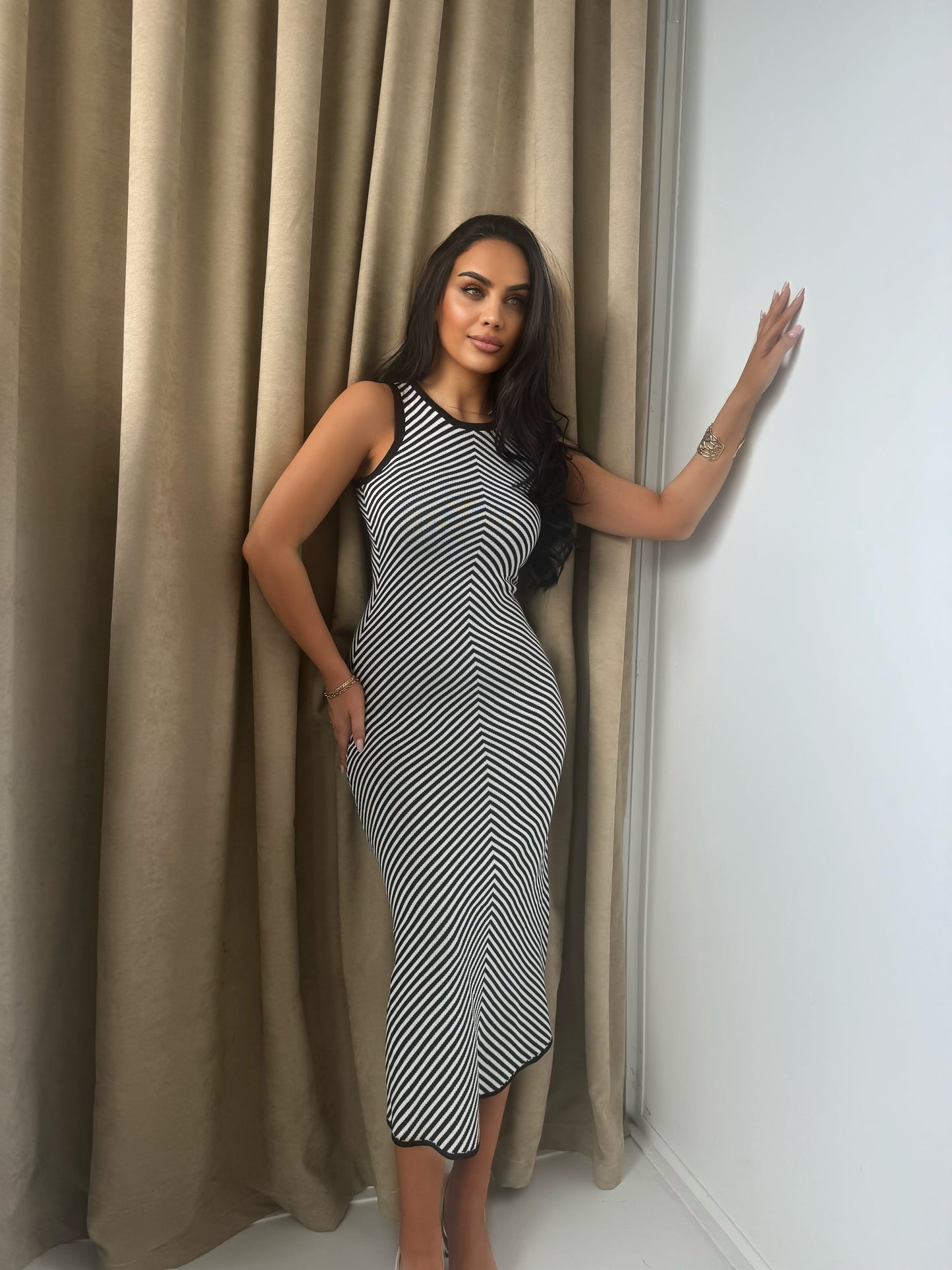 This dress is elegant and modern, perfect for special occasions or formal events.