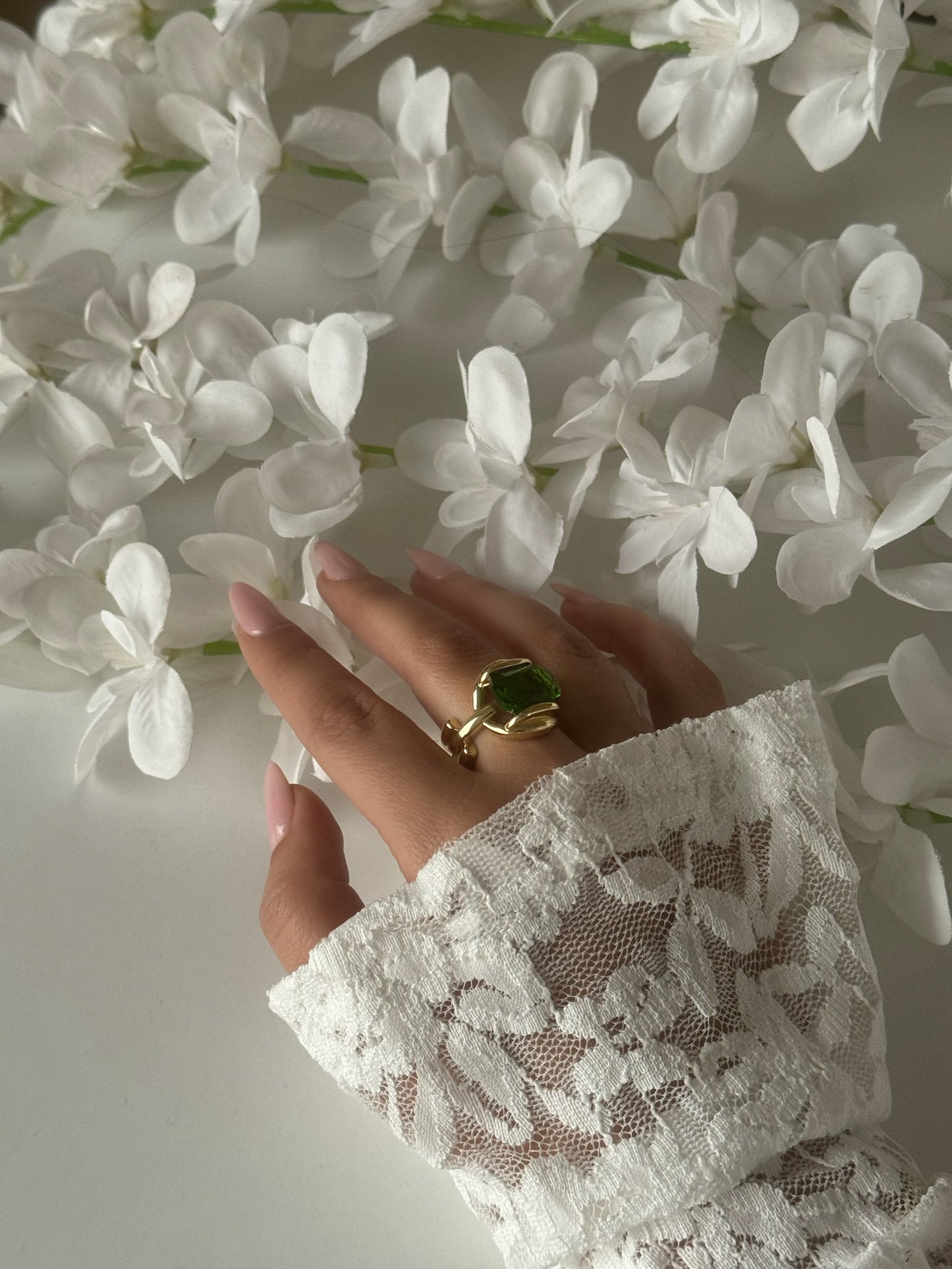 Elegant Ring Emerald