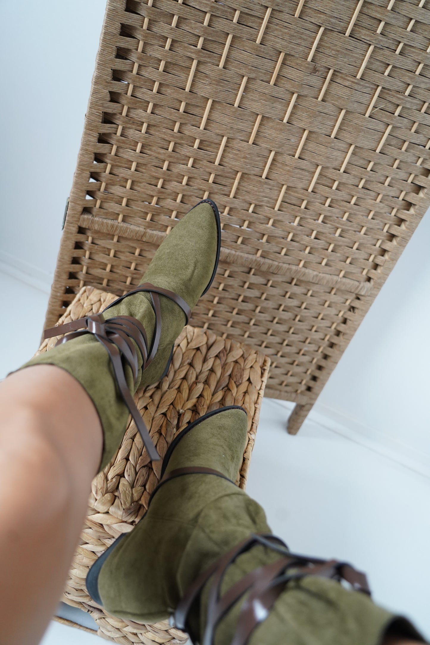 Give your outfit the style it deserves!
🟢 Suede boots in army green with brown details