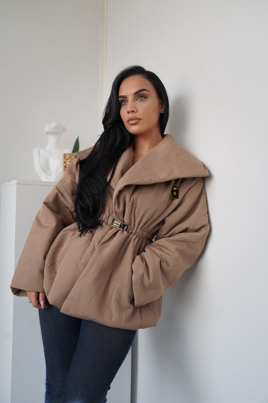 Luxurious beige jacket with a modern cut and an elegant textured fabric.