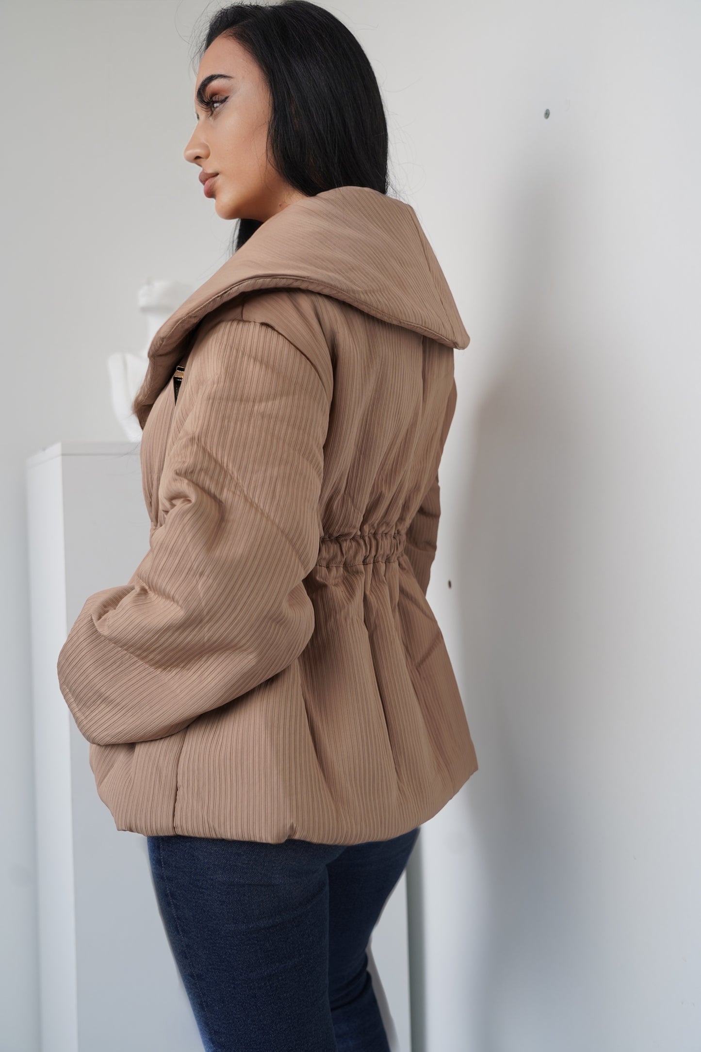 Luxurious beige jacket with a modern cut and an elegant textured fabric.