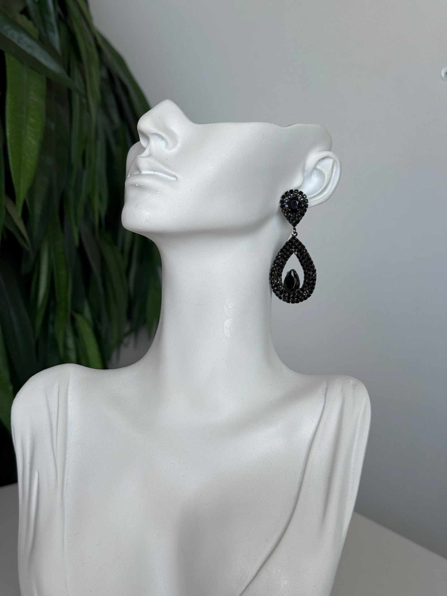 Noir Charm – Elegant Black Crystal Drop Earrings